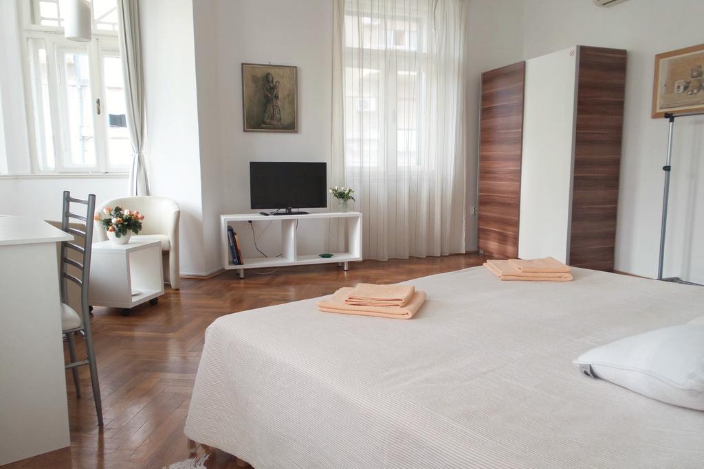 Apartment Sonata Split Room photo