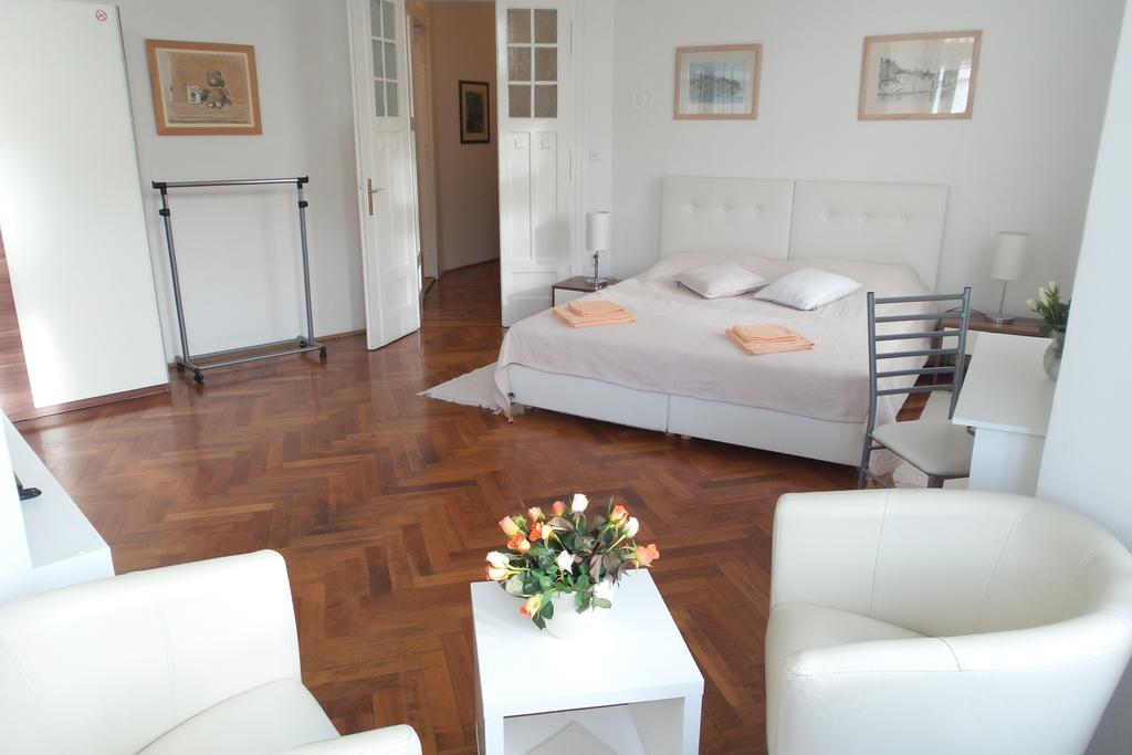 Apartment Sonata Split Room photo